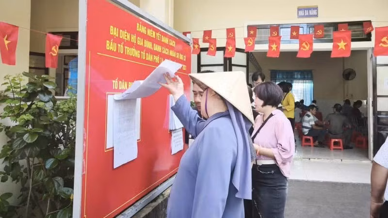 Bà con phường Thuận Hóa tìm hiểu thông tin trước giờ bầu Tổ trưởng tổ dân phố. (Ảnh: Địa phương cung cấp)