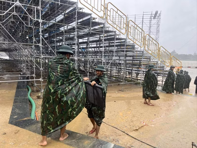 Quân đội đã được huy động giúp Ban Tổ chức thu dọn sân khấu tránh mưa bão.