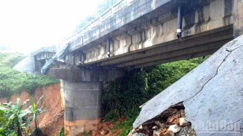 Dầm cầu cạn bị xô lệch khỏi trụ T1.