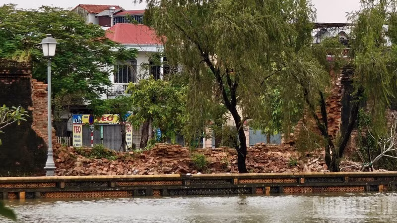Đoạn tường thành bị đổ nên từ Đại Nội có thể nhìn thấy dãy nhà bên đường Đặng Thái Thân. 