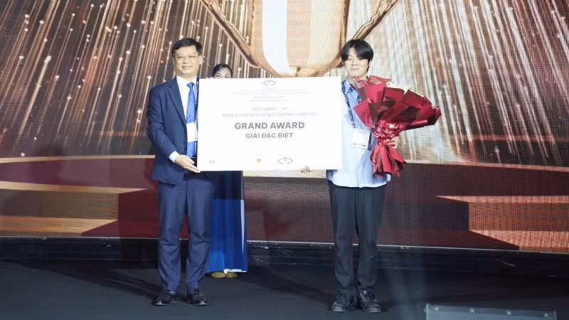 Ông Nguyễn Thanh Bình, Phó Chủ tịch Ủy ban nhân dân thành phố Huế trao giải thưởng lớn của cuộc thi sáng tạo nội dung về các thành phố di sản thế giới thuộc khuôn khổ sự kiện. 