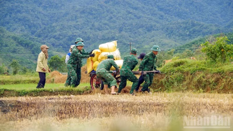 Cùng nhân dân tăng gia sản xuất, bảo vệ đường biên, mốc giới.