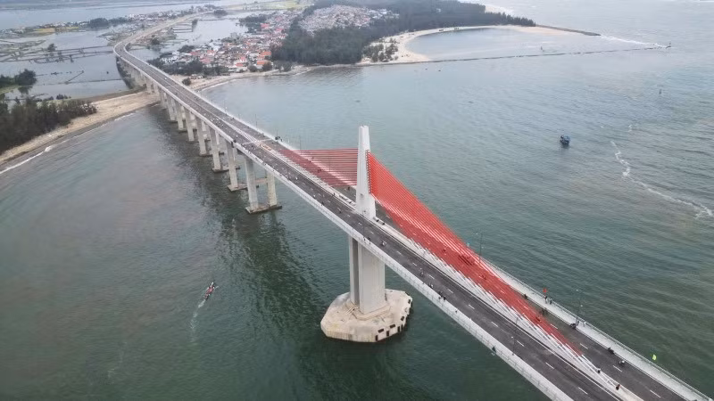 Cầu vượt cửa biển Thuận An được xem là cầu vượt cửa biển dài nhất miền trung.