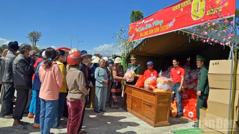 Quà Tết của Bộ đội biên phòng đến với bà con dân bản.