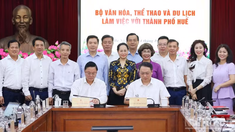 Thành phố Huế và Bộ Văn hóa, Thể thao và Du lịch ký kết Kế hoạch phối hợp hành động về phát triển văn hóa, thể thao và du lịch giai đoạn 2026-2030. (Ảnh: NGỌC HIẾU)