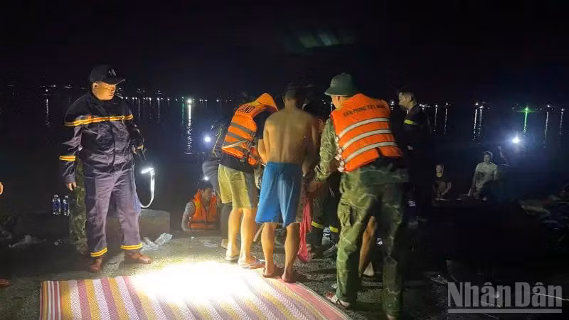 Sau hơn hai giờ tìm kiếm, lực lượng cứu hộ đã tìm thấy thi thể ngư dân bị nạn. (Ảnh: VÕ TIẾN) 
