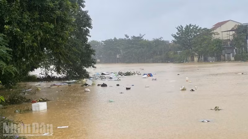 Sau lụt, một lượng lớn rác thải sinh hoạt được đẩy ra đường, sông, cần được xử lý sớm. 