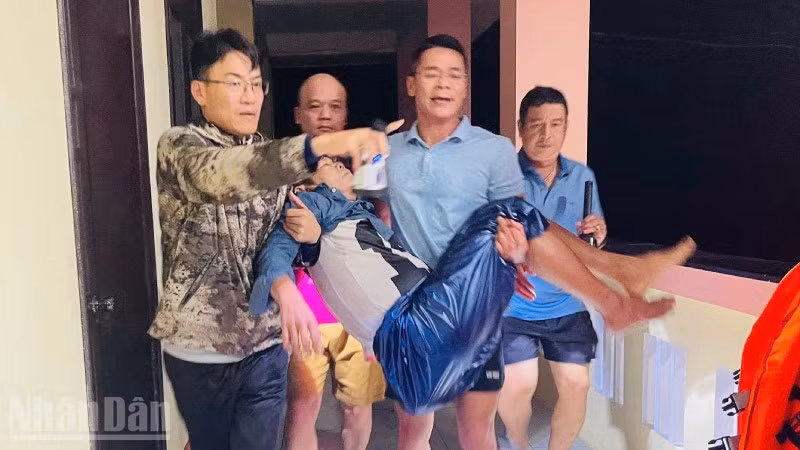 Cán bộ phường Hóa Châu đưa nạn nhân về Trụ sở văn phòng Đảng ủy để sơ cứu.