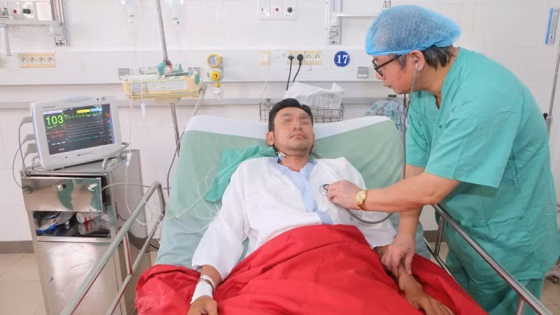 Sau hơn 2 giờ phẫu thuật, thận hoạt động tốt, có nước tiểu ngay trên bàn mổ và bệnh nhân hồi phục nhanh, không cần lọc máu sau mổ. (ảnh Bệnh viện TƯ Huế cung cấp)