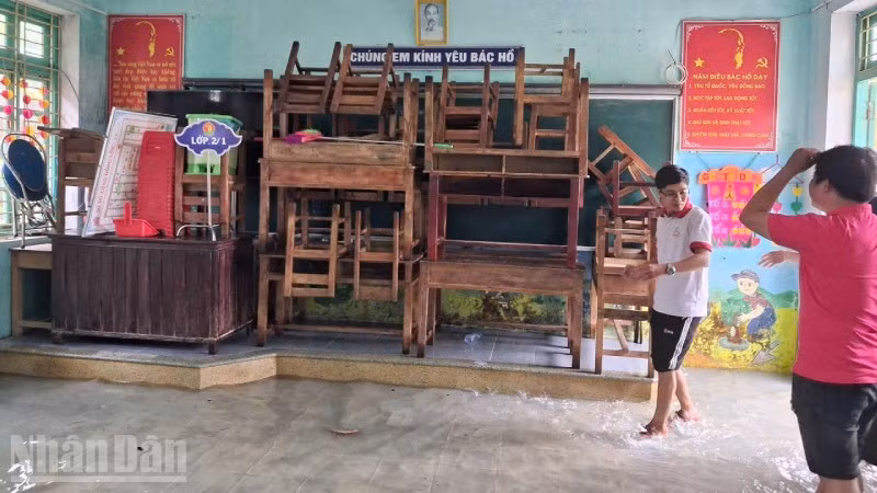202 trường học ở Huế tạm đóng cửa để tránh mưa lụt.