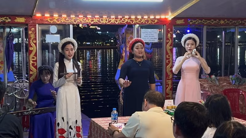 Ca Huế diễn trên sông Hương. (Ảnh: QUANG TÁM)