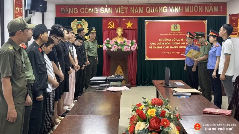 Cơ quan điều tra tống đạt Quyết định khởi tố bị can, bắt tạm giam nhóm đối tượng. (Ảnh: Viện Kiểm sát nhân dân thành phố Huế cung cấp)