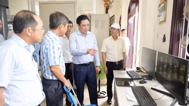 Ông Nguyễn Khắc Toàn, Chủ tịch Ủy ban nhân dân thành phố Huế yêu cầu triển khai ngay các giải pháp bảo đảm nguồn nước sinh hoạt cho người dân.