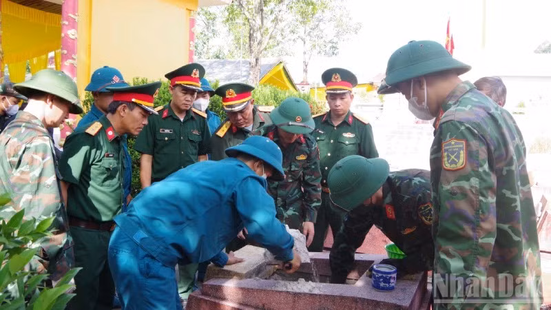 Công tác lấy mẫu hài cốt liệt sĩ được các lực lượng phối hợp thực hiện chặt chẽ, chu đáo. (Ảnh: Lê Sáu)