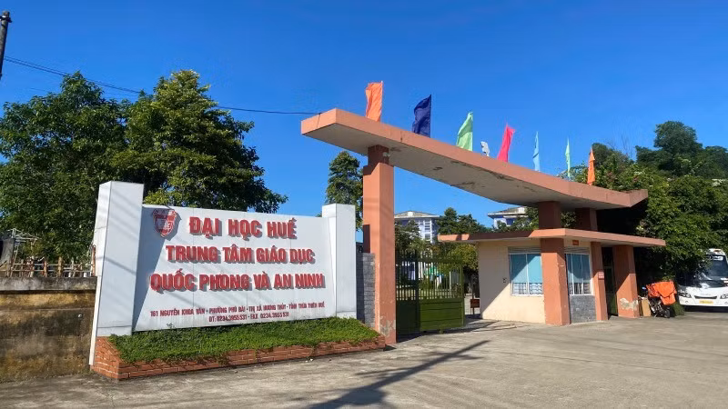 Năm sinh viên nhập viện sau giờ ăn sáng tại Trung tâm.