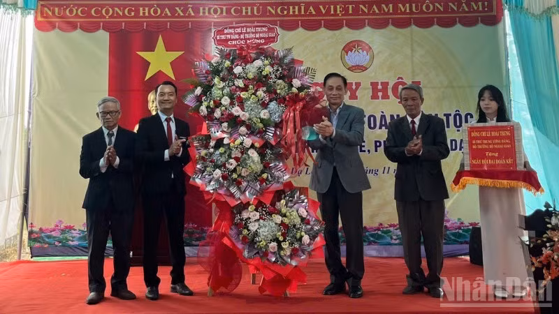 Đồng chí Lê Hoài Trung, Bí thư Trung ương Đảng tặng hoa, quà cho đại diện tổ dân phố Dạ Lê Chánh. 