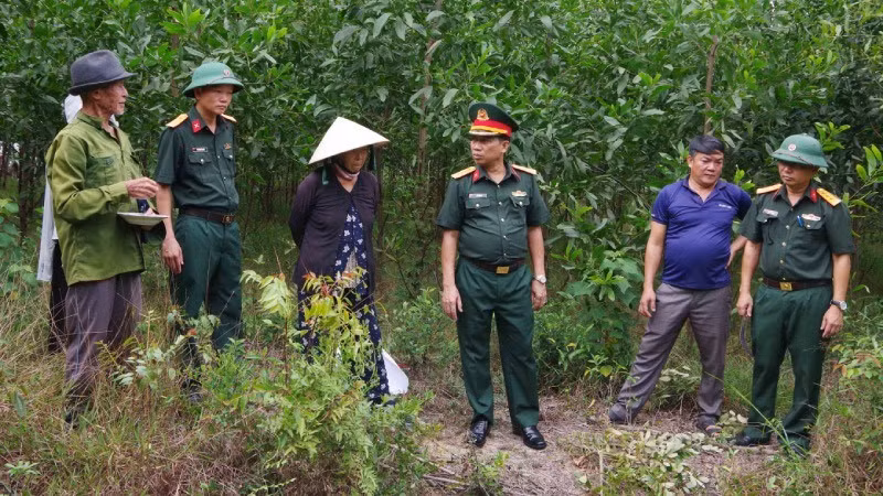 Đoàn công tác kiểm tra thực địa và xác minh thông tin từ người dân địa phương.