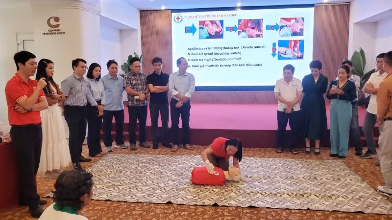 Các nhà báo được tập huấn kỹ năng tác nghiệp an toàn trong thiên tai.