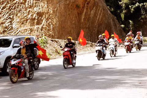 Khách du lịch nước ngoài lên tham quan Cao nguyên đá Đồng Văn. (Ảnh: KHÁNH TOÀN)
