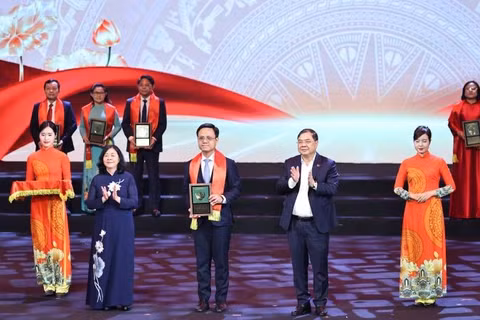 Ông Nguyễn Thế Duy, Phó Chủ tịch Hội đồng quản trị, kiêm Phó Tổng Giám đốc Tập đoàn Becamex nhận biểu trưng vinh danh tại chương trình. (Ảnh: HẠ LONG)