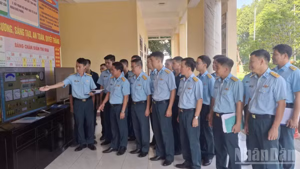Lãnh đạo, chỉ huy Trung đoàn Tên lửa 282 tham quan các mô hình đổi mới sáng tạo. (Ảnh: THANH TỊNH)