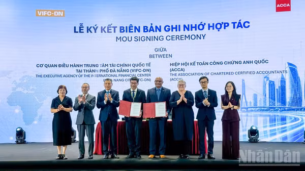 Lễ ký kết biên bản ghi nhớ hợp tác giữa Cơ quan điều hành Trung tâm tài chính quốc tế Việt Nam tại thành phố Đà Nẵng và Hiệp hội Kế toán công chứng Anh Quốc (ACCA). (Ảnh: CÔNG VINH)