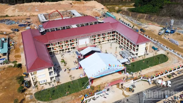 Trường phổ thông nội trú tiểu học và trung học cơ sở Tây Giang (xã Tây Giang, thành phố Đà Nẵng) chiều 4/9. (Ảnh: CÔNG VINH)
