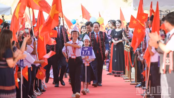 Phó Thủ tướng Lê Tiến Châu dự lễ khai giảng Trường phổ thông nội trú tiểu học và trung học cơ sở Tây Giang. (Ảnh: CÔNG VINH)
