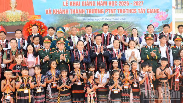 Phó Thủ tướng Lê Tiến Châu cùng các đại biểu chụp ảnh lưu niệm với thầy, trò Trường phổ thông nội trú Tiểu học và Trung học cơ sở Tây Giang. (Ảnh: CÔNG VINH)