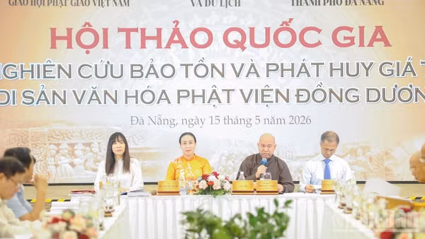 Các đại biểu chủ trì hội thảo khoa học quốc gia “Nghiên cứu bảo tồn và phát huy giá trị di sản văn hóa Phật viện Đồng Dương”.