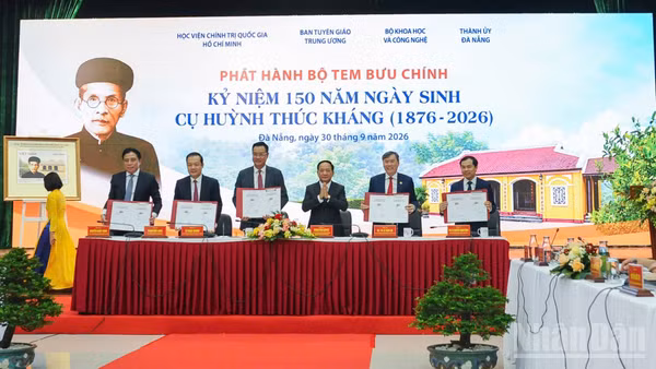 Đồng chí Trịnh Văn Quyết, Ủy viên Bộ Chính trị, Bí thư Trung ương Đảng, Trưởng Ban Tuyên giáo Trung ương (thứ ba từ phải qua) và các đồng chí dự hội thảo thực hiện nghi thức phát hành Bộ tem bưu chính kỷ niệm 150 năm ngày sinh cụ Huỳnh Thúc Kháng (1/10/1876-1/10/2026). (Ảnh: CÔNG VINH)