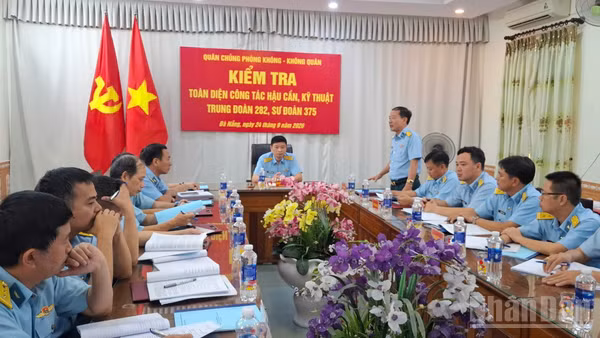 Đại tá Nguyễn Quang Luyến, Chủ nhiệm Hậu cần-Kỹ thuật Quân chủng Phòng không-Không quân, Trưởng đoàn kiểm tra nghe báo cáo tình hình. (Ảnh: VĂN THUẦN)