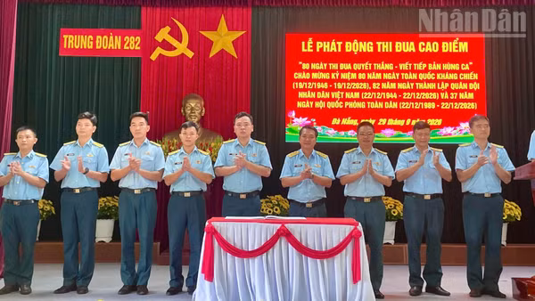 Lãnh đạo, chỉ huy Trung đoàn chứng kiến buổi ký kết giao ước thi đua. (Ảnh: THANH NAM)