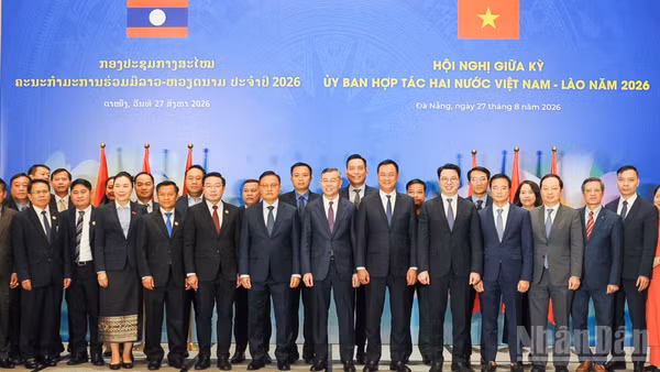 Đại biểu hai nước chụp hình lưu niệm. (Ảnh: CÔNG VINH)