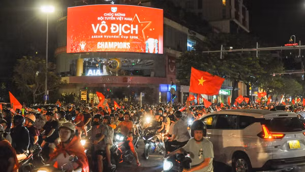 Người dân Đà Nẵng ăn mừng chiến thắng của đội tuyển bóng đá Việt Nam. (Ảnh: Công Vinh)