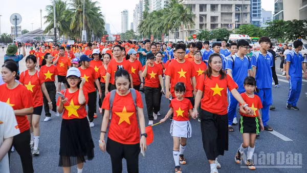 Người dân tham gia Chương trình đi bộ “Cùng Việt Nam tiến bước” năm 2025 trên địa bàn thành phố Đà Nẵng. (Ảnh: Công Vinh)