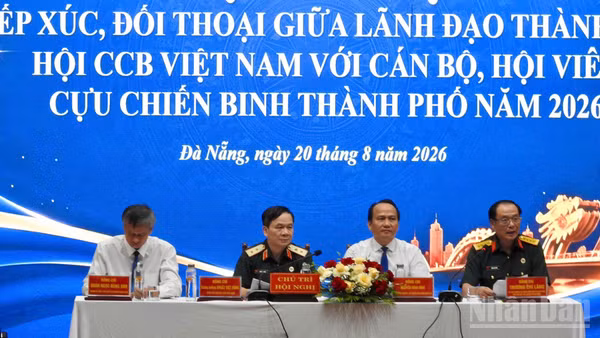 Các đồng chí chủ trì hội nghị tiếp xúc, đối thoại giữa lãnh đạo thành phố, Hội Cựu chiến binh Việt Nam với cán bộ, hội viên cựu chiến binh thành phố Đà Nẵng năm 2026. (Ảnh: Thanh Tùng)