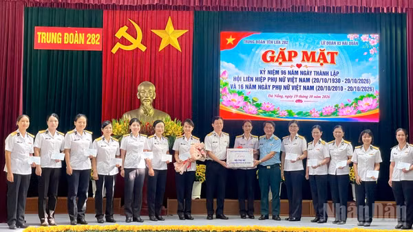 Lãnh đạo, chỉ huy hai đơn vị trao quà cho Hội Phụ nữ Lữ đoàn Công binh 83 Hải quân. (Ảnh: CÔNG TUẤN)