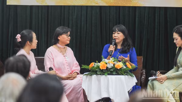Các nữ văn nghệ sĩ thành phố Đà Nẵng chia sẻ tại hội nghị. (Ảnh: CÔNG VINH)