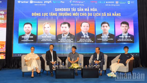 Các diễn giả tại tọa đàm. (Ảnh: CÔNG VINH)