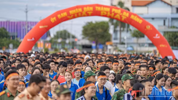 Cán bộ, chiến sĩ và người dân tham gia chương trình "Cùng Việt Nam tiến bước" trên địa bàn thành phố Đà Nẵng. (Ảnh: LÂM PHAN)