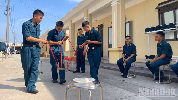 Tuổi trẻ Trung đoàn Tên lửa 282 tham gia các hoạt động chào mừng Cách mạng Tháng Tám và Quốc khánh 2/9 trong đơn vị. (Ảnh: CÔNG TUẤN)