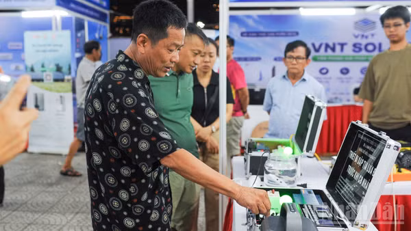 Người dân tham quan hội chợ triển lãm sản phẩm tiết kiệm năng lượng và chuyển đổi xanh năm 2026. (Ảnh: Công Vinh)