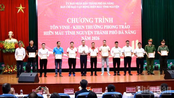 Đại diện lãnh đạo thành phố trao Kỷ niệm chương “Vì sự nghiệp Nhân đạo” của Ban Chấp hành Trung ương Hội Chữ thập đỏ Việt Nam cho các cá nhân. (Ảnh: CÔNG VINH)