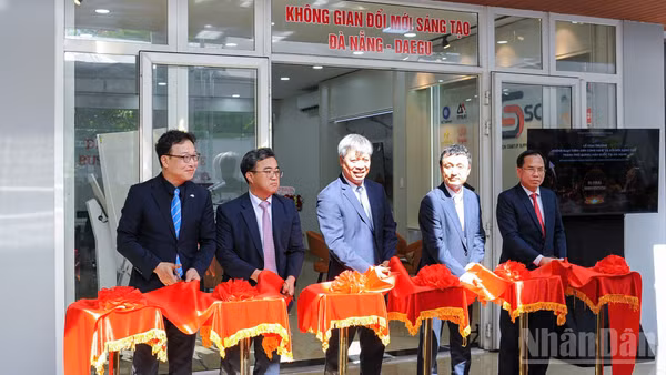 Các đại biểu cắt băng khánh thành Không gian trình diễn công nghệ và đổi mới sáng tạo thành phố Daegu. (Ảnh: Công Vinh)