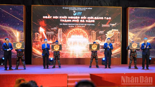 Các đại biểu thực hiện nghi thức khai mạc. (Ảnh: Công Vinh)
