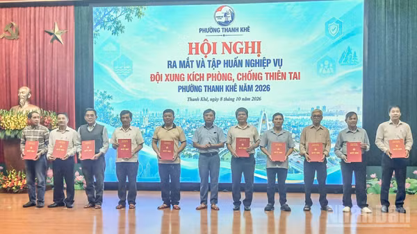 Lễ ra mắt Đội xung kích phòng, chống thiên tai phường Thanh Khê năm 2026. (Ảnh: CÔNG VINH)