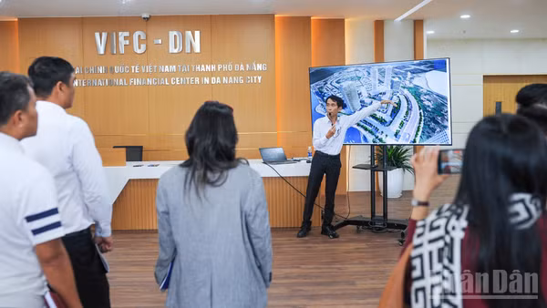 Nhà đầu tư tìm hiểu Trung tâm Tài chính quốc tế Việt Nam tại thành phố Đà Nẵng trong khuôn khổ Tuần lễ Kinh tế, tài chính và công nghệ Đà Nẵng 2026. (Ảnh: CÔNG VINH)