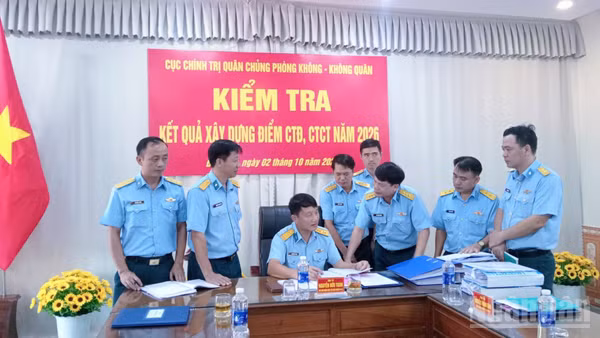 Đại tá Nguyễn Hữu Toàn, Phó Chủ nhiệm Chính trị Quân chủng Phòng không-Không quân kiểm tra hệ thống văn kiện công tác Đảng, công tác chính trị của Trung đoàn 282. (Ảnh: ĐỨC TRƯỜNG)