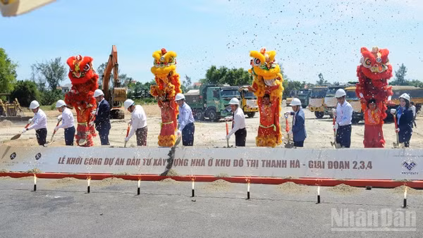 Các đại biểu thực hiện nghi thức khởi công dự án.